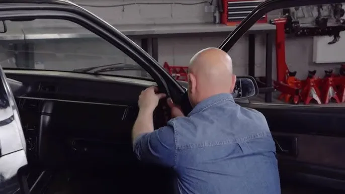 uszkodzona uszczelka drzwi samochodu, przeciekające drzwi auta