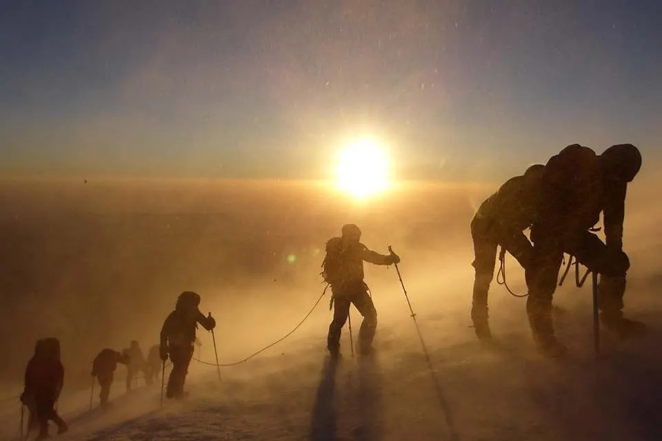 Bergsteiger auf dem Gipfel des Elbrus bei Sonnenaufgang