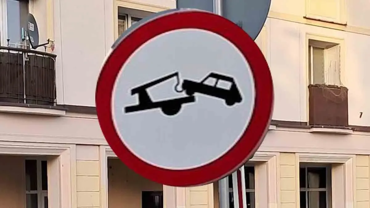 Zakaz holowania na autostradzie znak