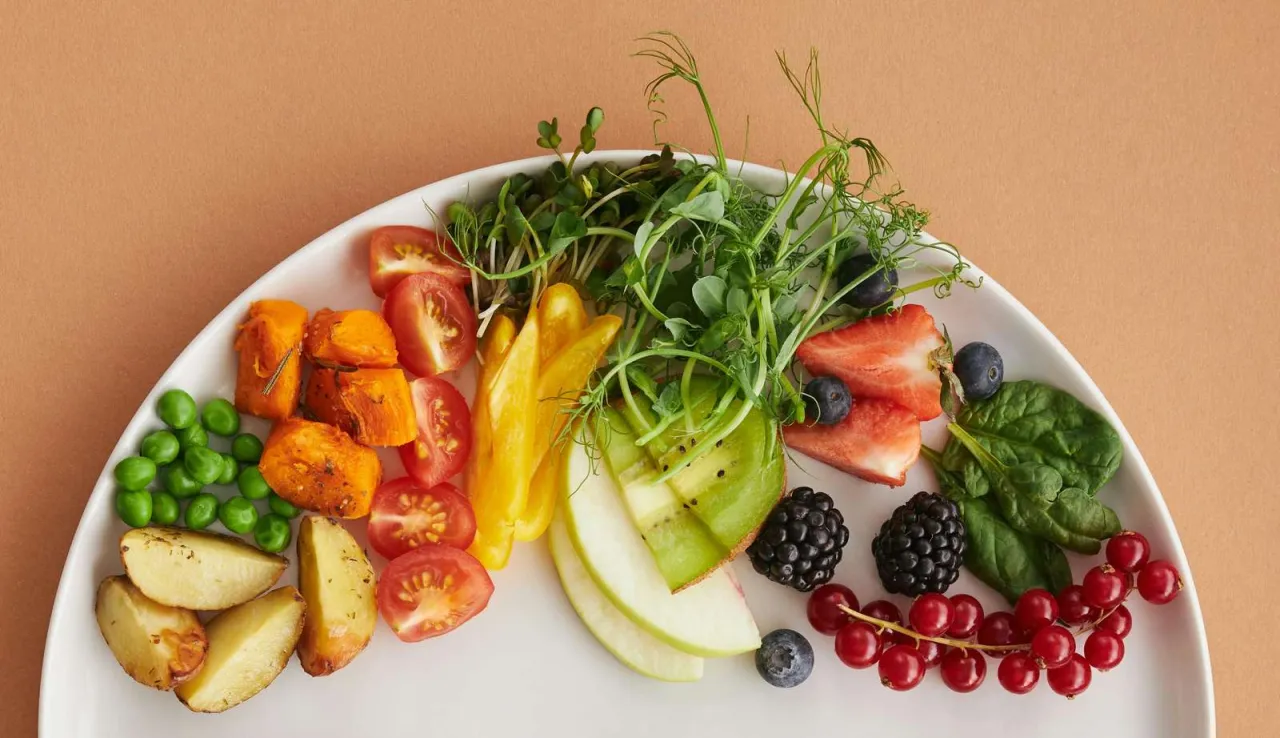 talerz z kolorowymi warzywami i owocami