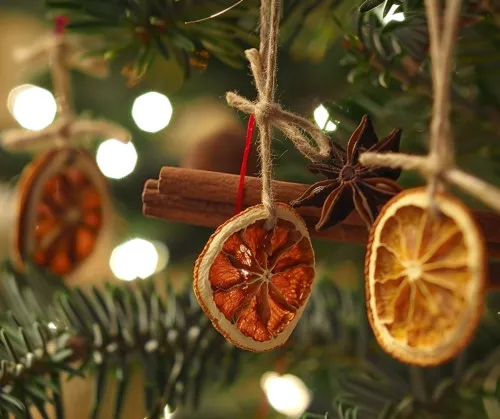 naturalne ozdoby świąteczne DIY z szyszek i pomarańczy