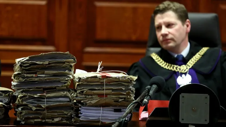 Sędzia w todze na sali sądowej