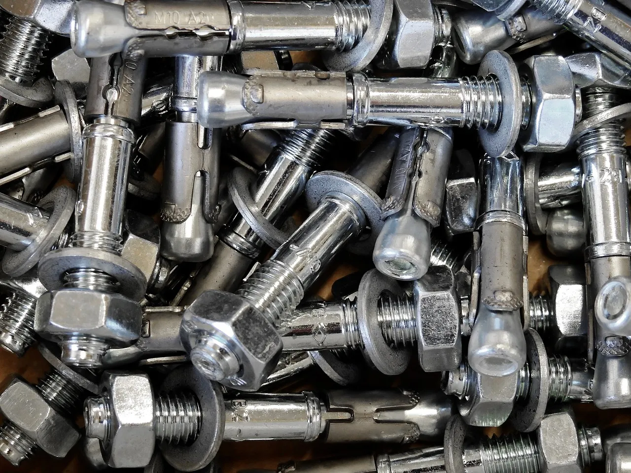 Rodzaje kotew do rusztowań mechaniczne i chemiczne