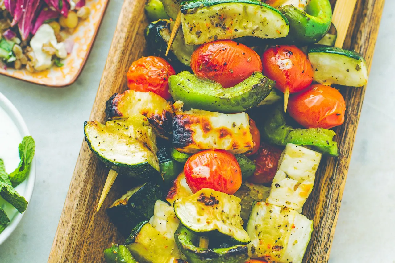 Dania z halloumi, sałatka z halloumi, szaszłyki z halloumi