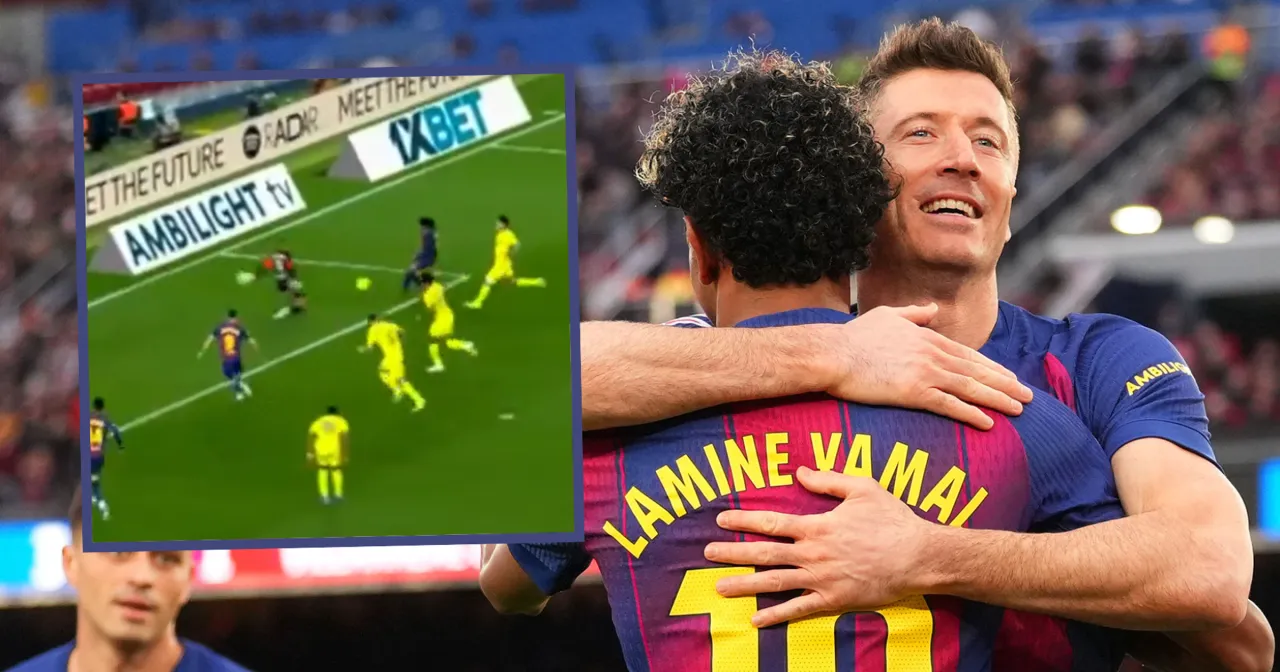 Piłkarze świętują bramki. Na boisku widać akcję, kt&oacute;ra mogła doprowadzić do hattricka w piłce nożnej.