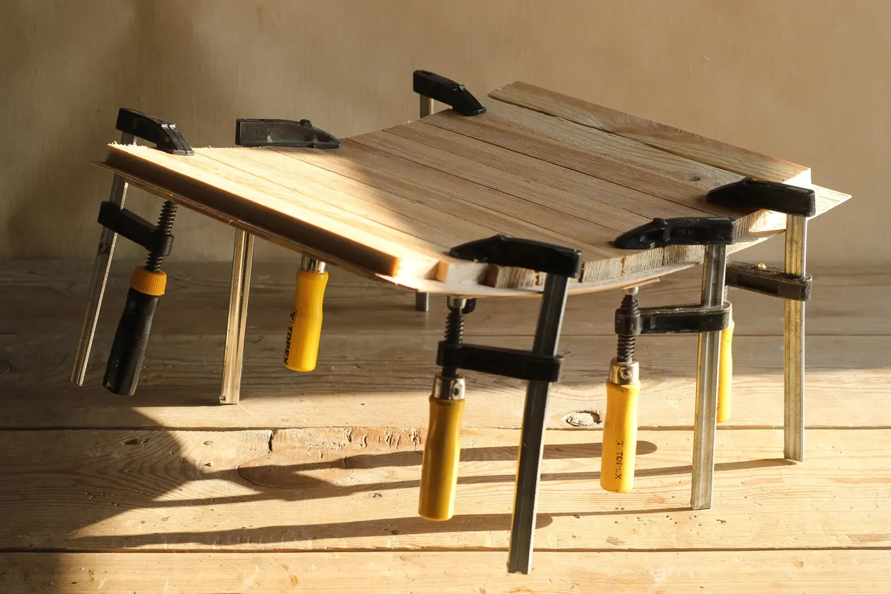 narzędzia do rozklejania krzesła drewnianego