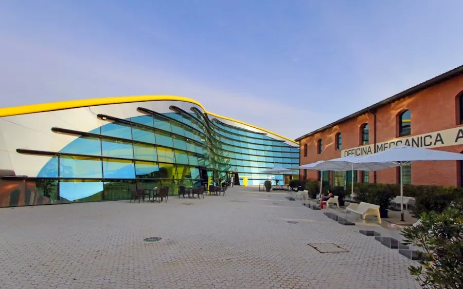 Muzeum Enzo Ferrari Modena futurystyczny budynek