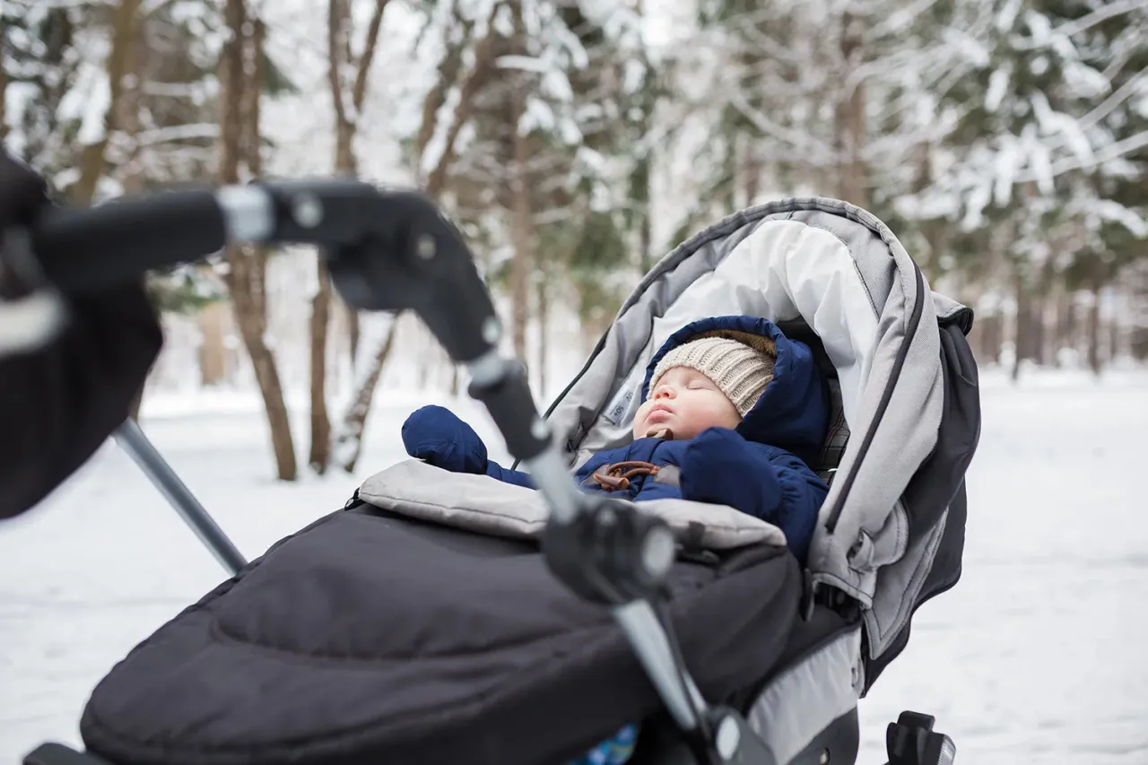 noworodek w kombinezonie na spacerze