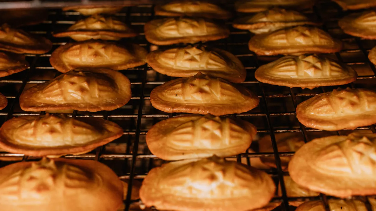 produkcja oscypka w bacówce