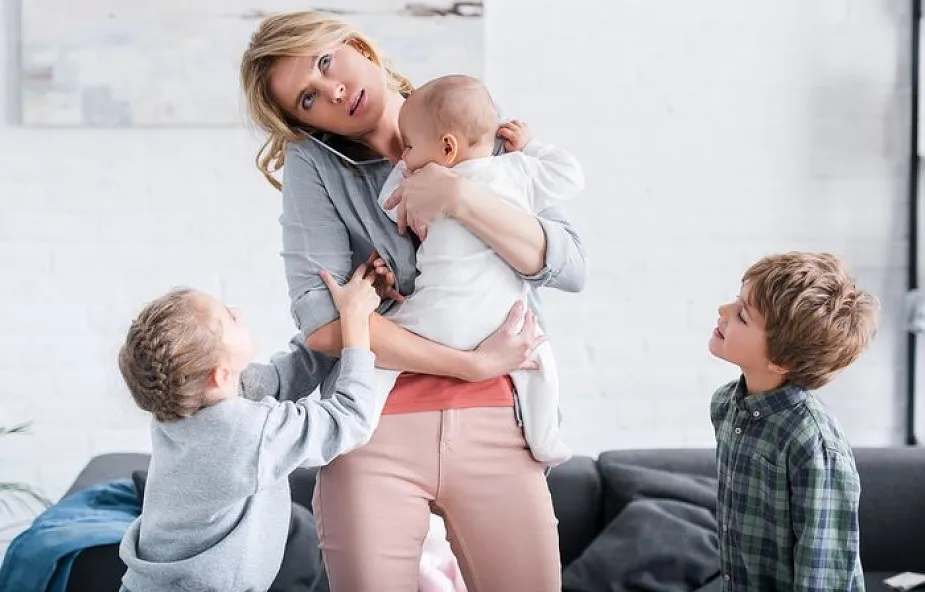 Zmęczona, ale szczęśliwa mama z dzieckiem