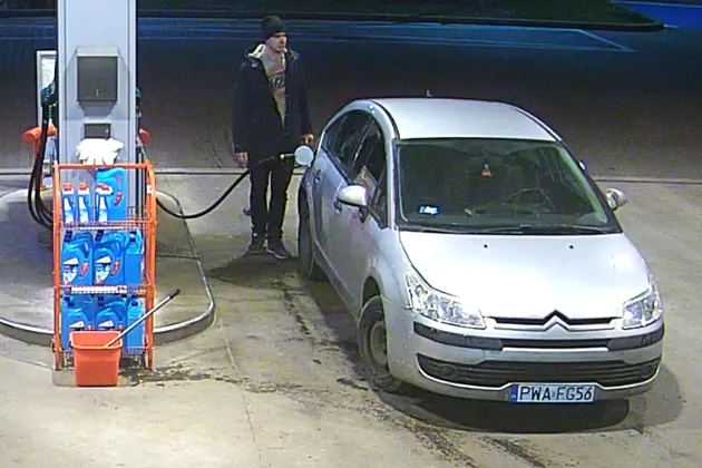 Citroen C4 na stacji paliw