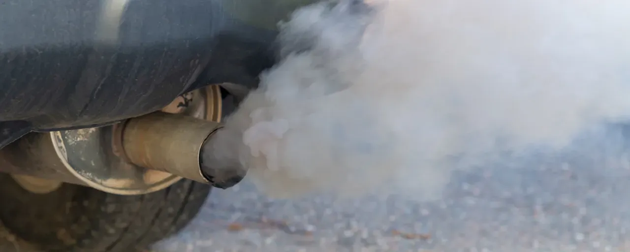 fumée blanche bleue noire échappement voiture