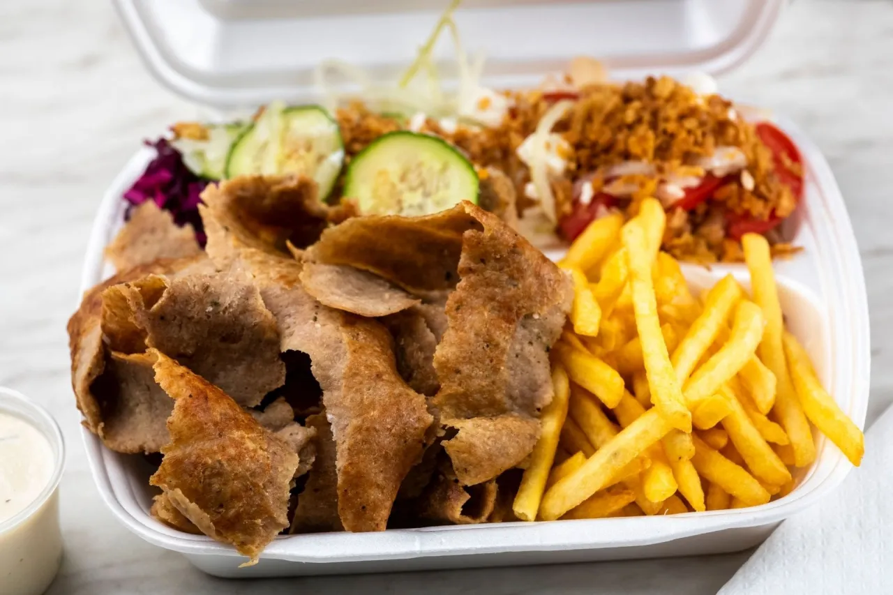 mięso kebab zamrożone w pojemniku