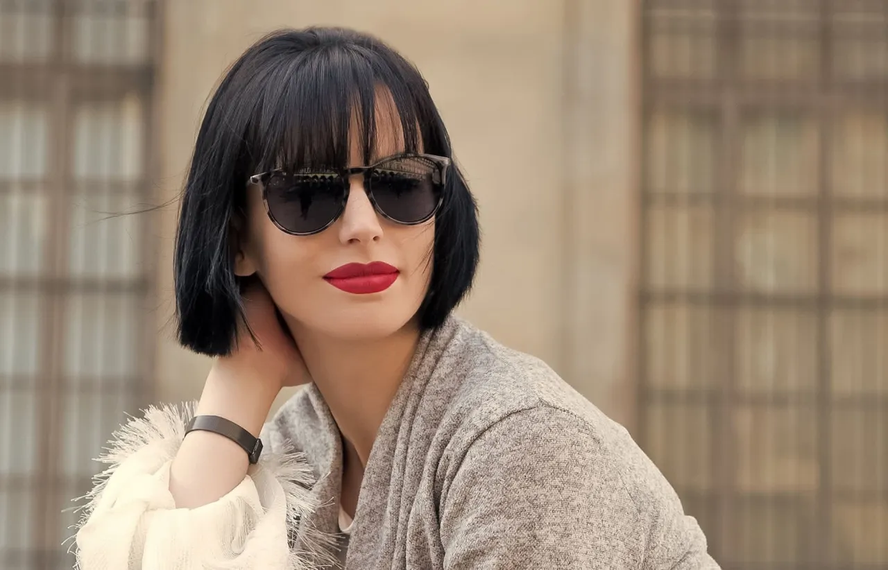 Frisur und Brille Harmonie