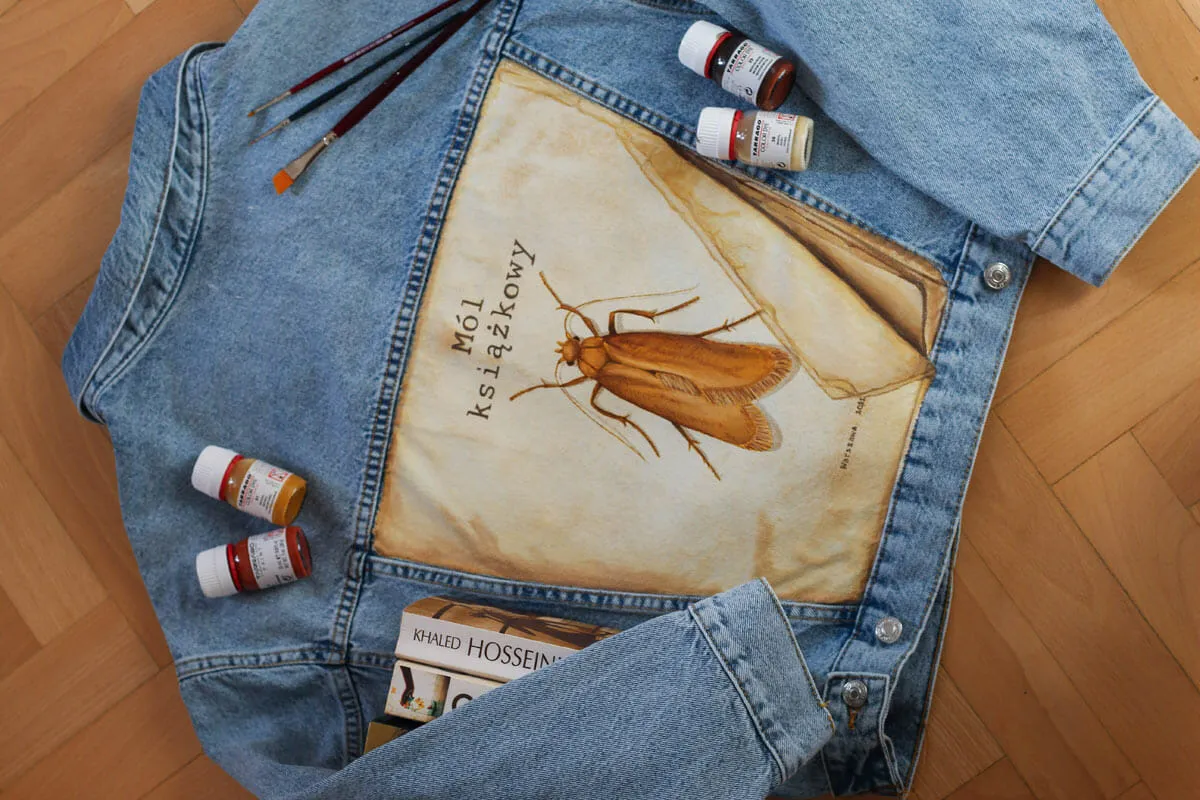 ręcznie malowane wzory na jeansach