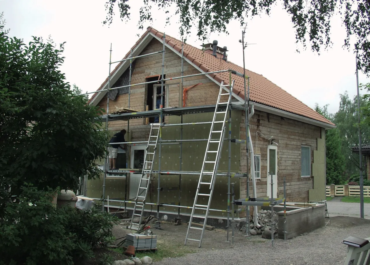Remont domu w toku, ocieplanie ścian. Dofinansowanie można dostać na termomodernizację, wymianę okien i instalacje.