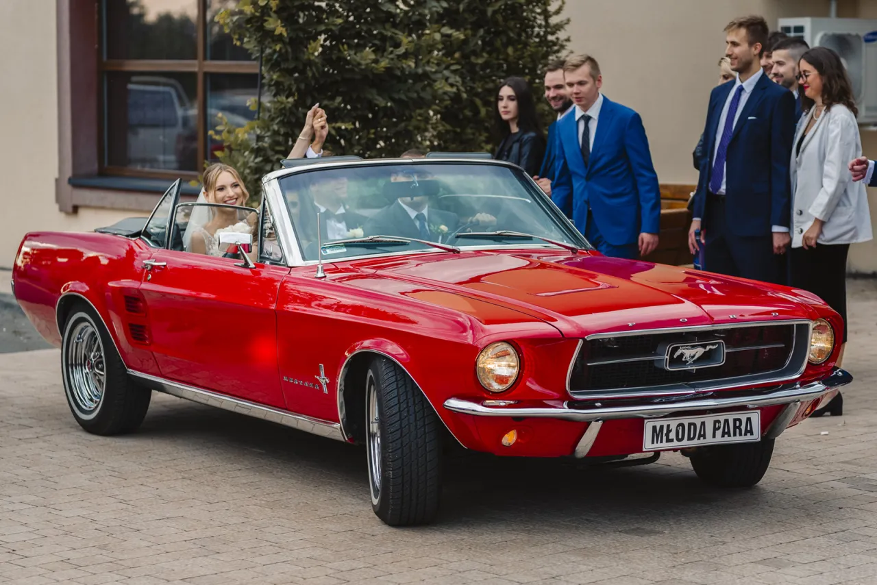 r&oacute;żne samochody do ślubu, klasyczne i nowoczesne