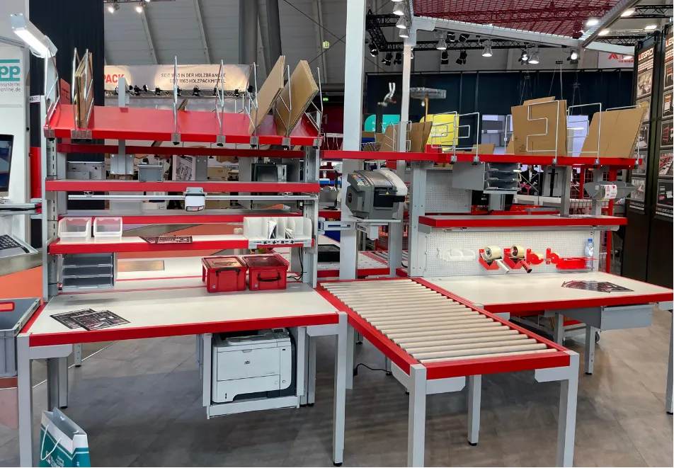 zorganizowane stanowisko do pakowania prezentów narzędzia