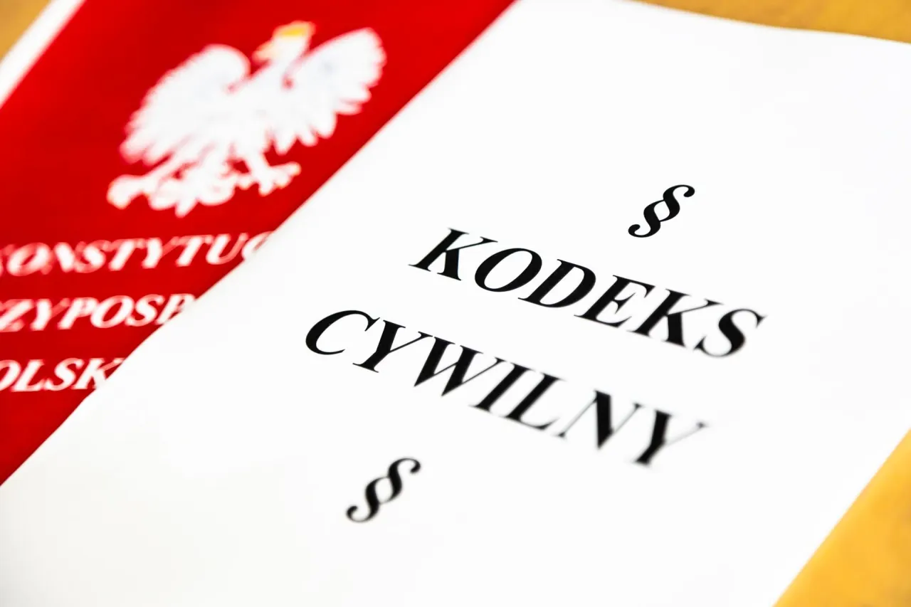 Kodeks cywilny i dokument z godłem Polski. Czy w testamencie można zapisać mieszkanie? Prawo reguluje te kwestie.
