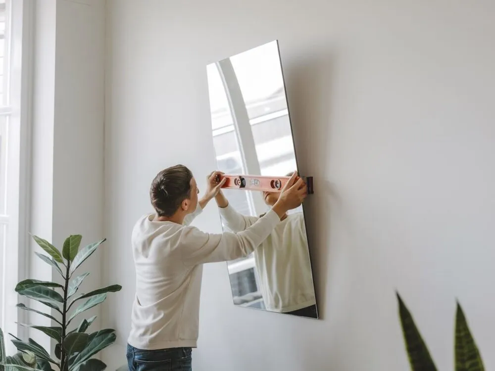 Krzywo wiszące lustro, błędy montażowe