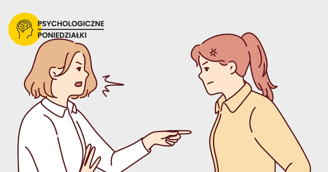 Dwie kobiety w konflikcie. Jedna wskazuje palcem, druga jest zirytowana. To przykłady braku empatii.