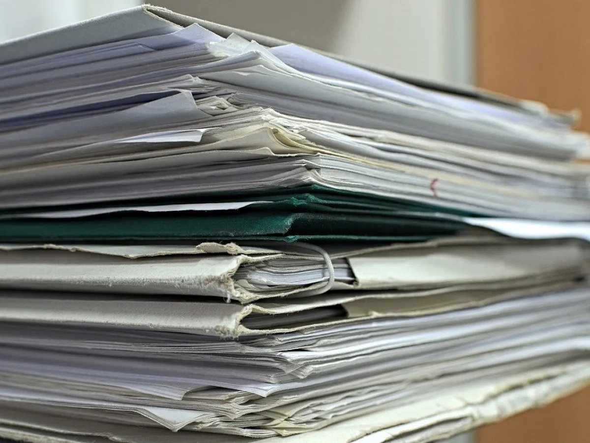 dokumenty pozwolenie na budowę, biuro urzędowe, stos dokumentów