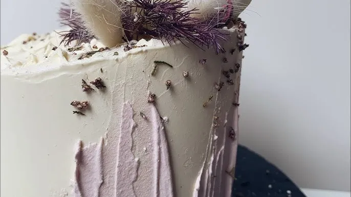 tynkowanie tortu skrobką i paterą obrotową