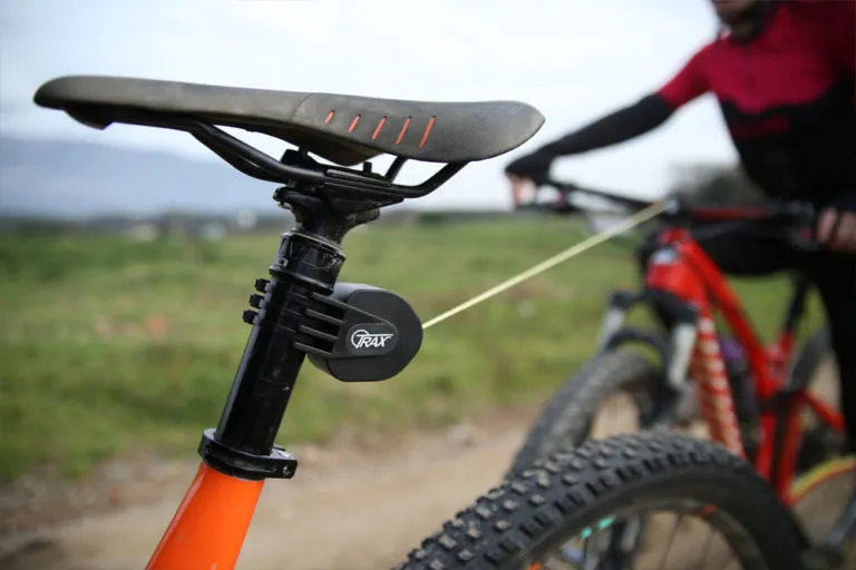 holowanie roweru za samochodem niebezpieczna sytuacja