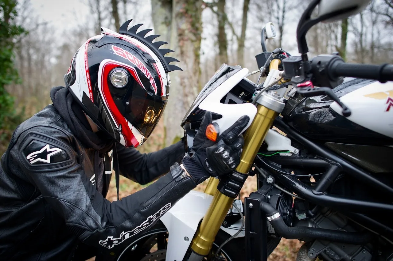 Zdjęcie Jak wyciszyć kask motocyklowy i cieszyć się komfortem jazdy