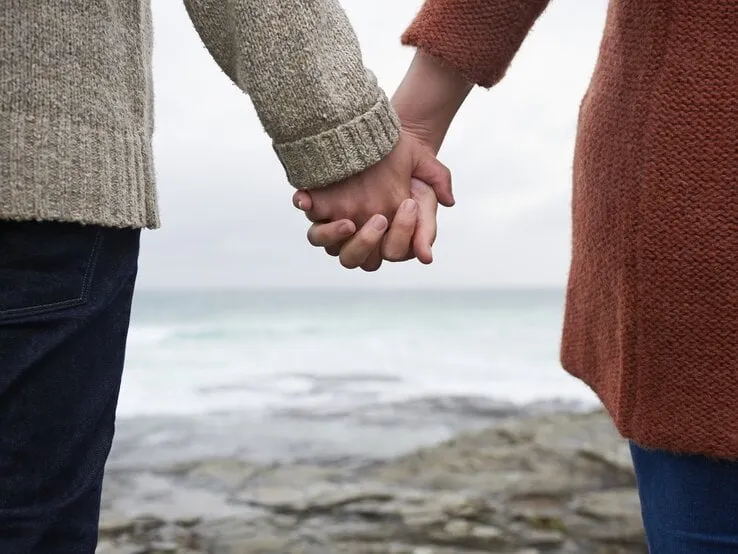 Paar H&auml;ndchen halten emotional