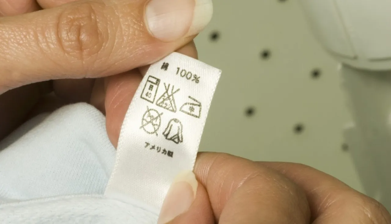 kobieta sprawdzająca metkę na ubraniu w zbliżeniu