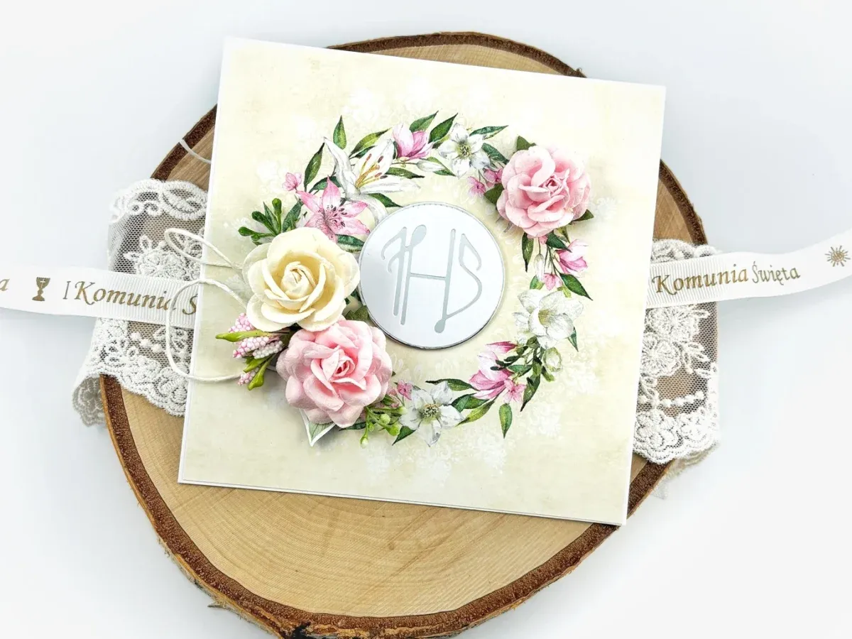elegancka kartka komunijna z życzeniami i hostią