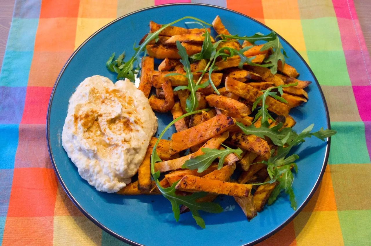 Frytki z batatów z grillowanym serem halloumi i hummusem