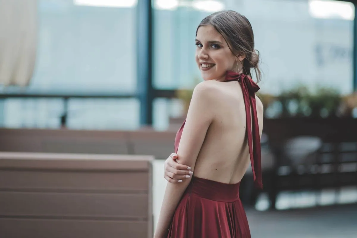 r&oacute;żne rodzaje bielizny do sukienek bez plec&oacute;w por&oacute;wnanie