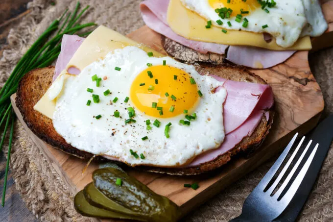 Klassische deutsche Eierspeisen Hauptgericht wie Bauernfr&uuml;hst&uuml;ck, Senfeier, Strammer Max