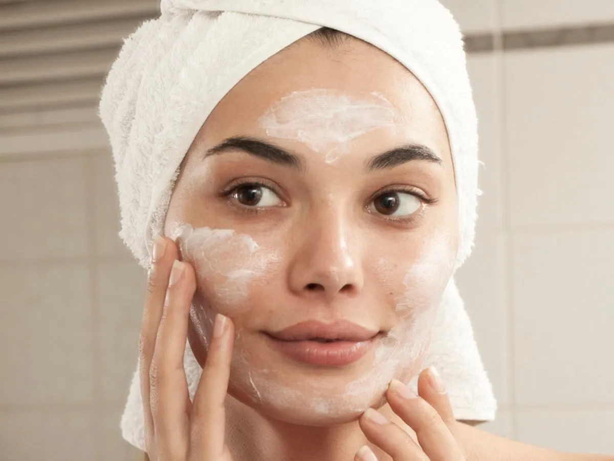 kobieta aplikująca hydrolat na twarz