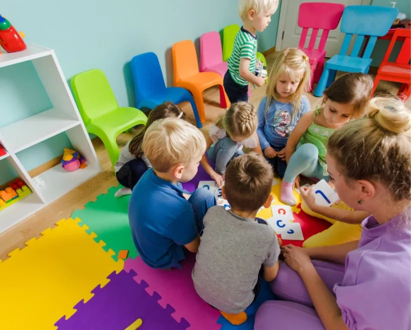 dziecko bawiące się w przedszkolu, szczęśliwe dziecko w grupie rówieśników