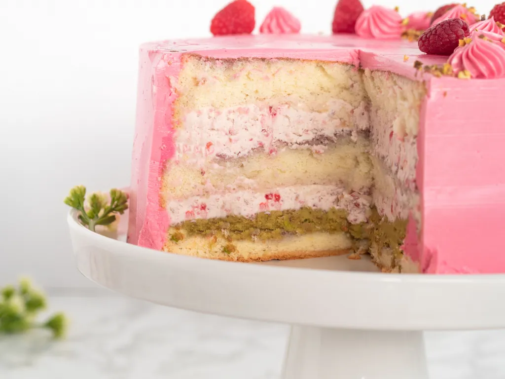 Tort z kremem malinowym