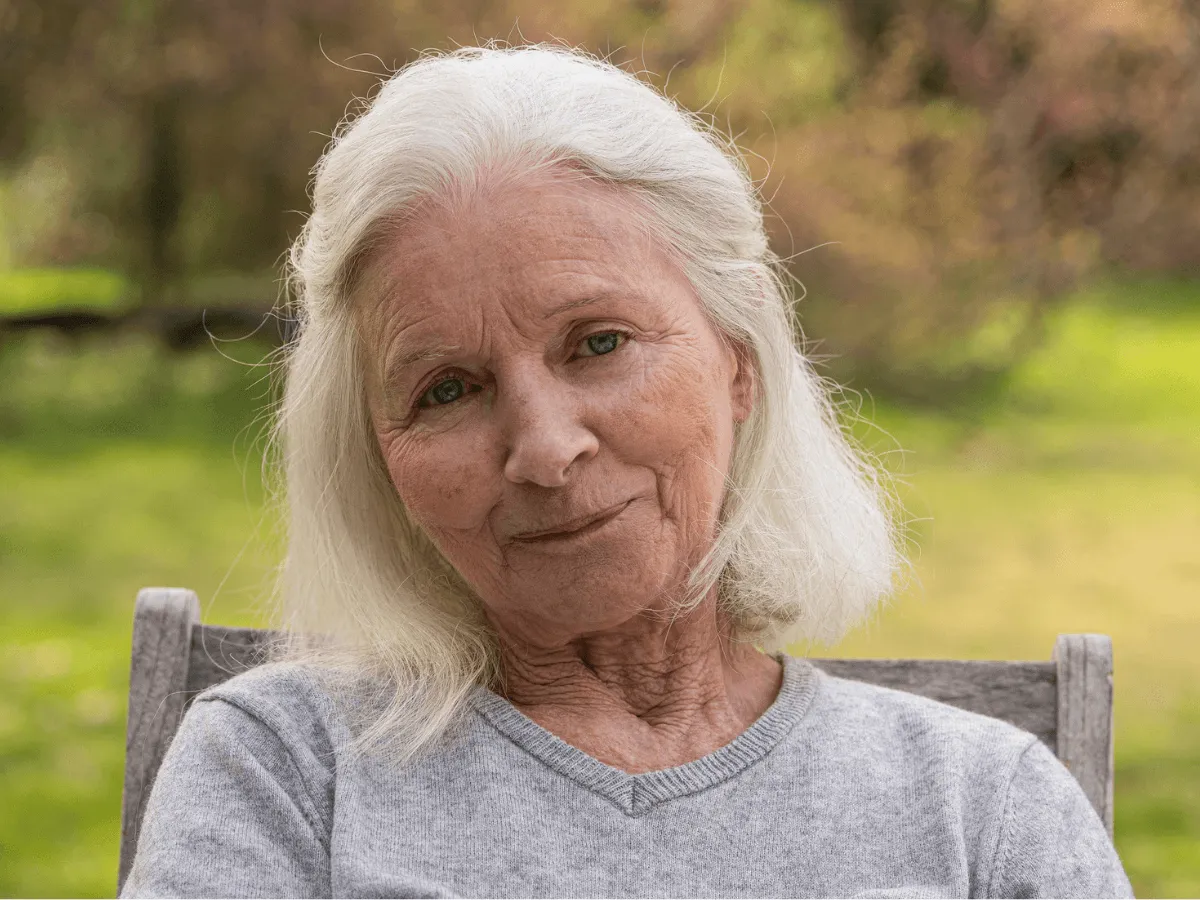 Smutna kobieta w pustym domu