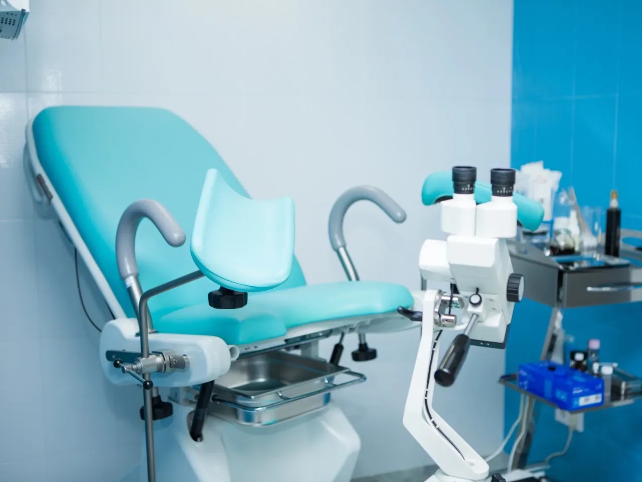 Gabinet ginekologiczny z fotelem i mikroskopem. Czy do ginekologa musi być skierowanie? Zależy od placówki i rodzaju wizyty.