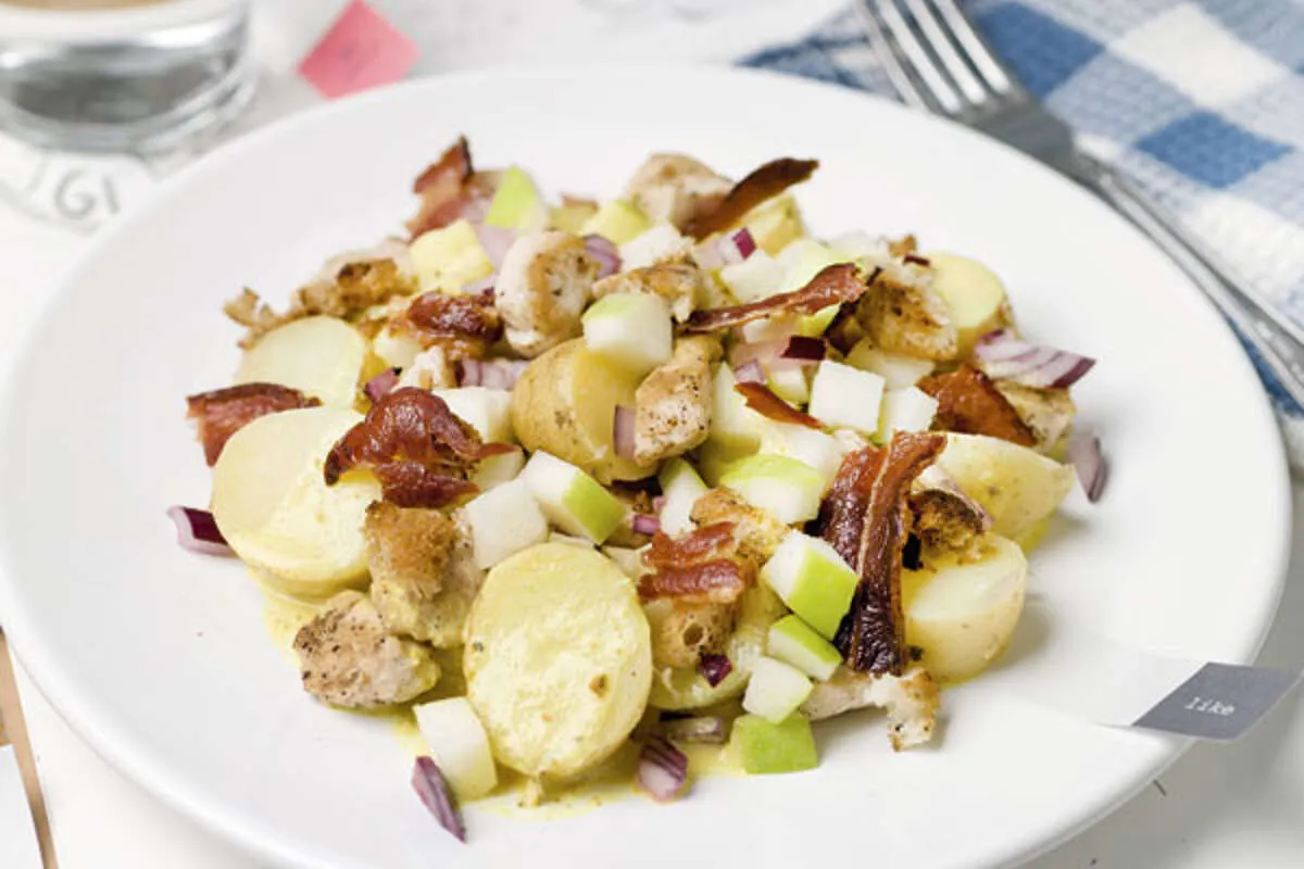 Diff&eacute;rentes variantes de salade de pommes de terre au poulet