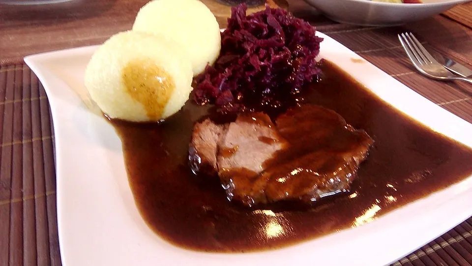 Herzhafter glutenfreier Schweinebraten mit dunkler Soße und Klößen