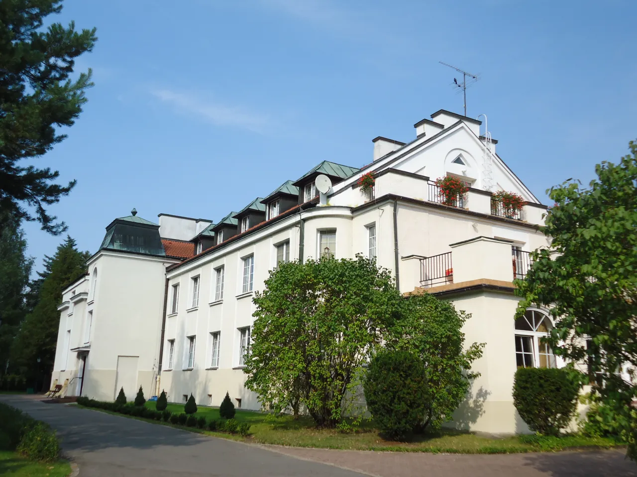 Dom Artyst&oacute;w Weteran&oacute;w w Skolimowie budynek