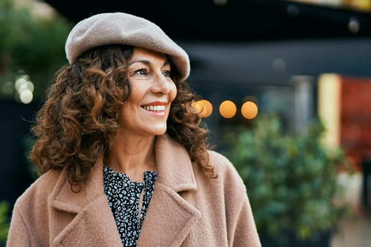 r&oacute;żne kształty twarzy i czapki smerfetki