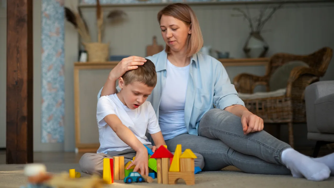 Rodzice rozmawiają z psychologiem, diagnoza autyzmu