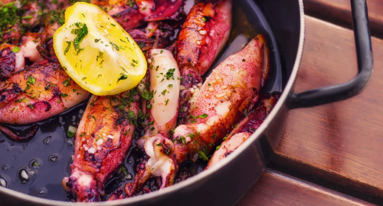 Grillowane kalmary z cytryną i ziołami &ndash; idealna odpowiedź na pytanie, co warto zjeść w Chorwacji. Pyszne i soczyste!