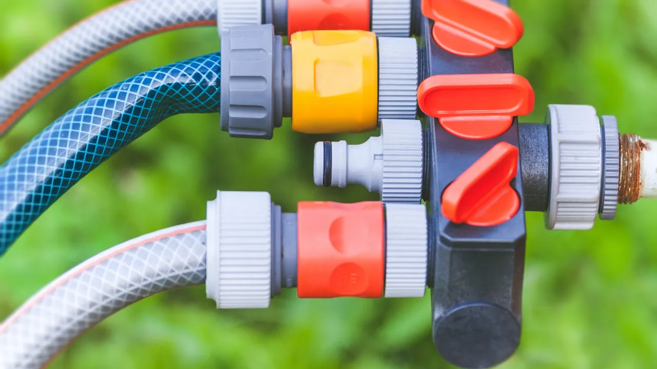 r&oacute;żne typy złączek i przyłączy ogrodowych