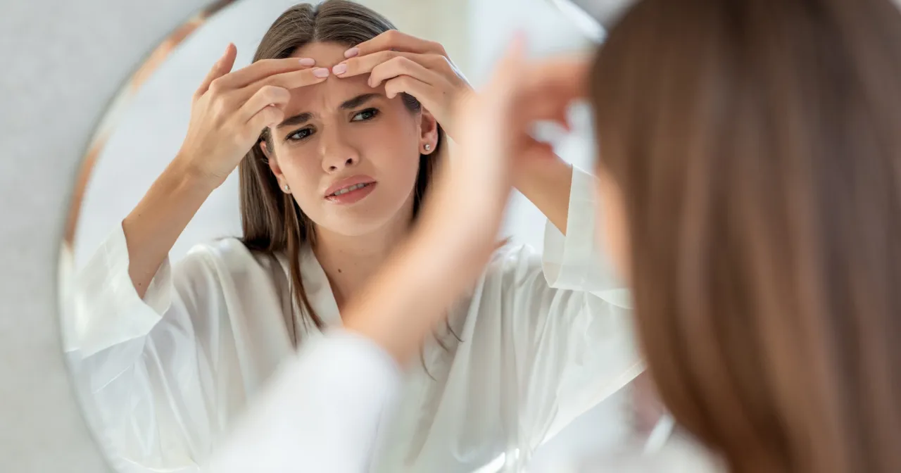 Osoba zestresowana dotykająca twarzy