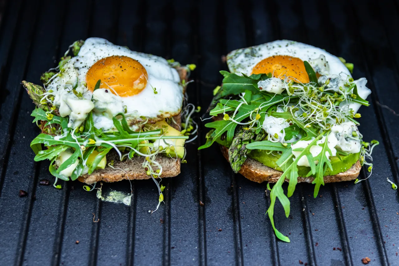 awokado tosty śniadanie