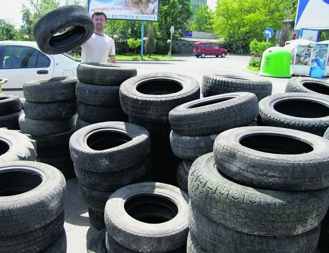 Problem wyrzucania opon rowerowych, stos opon na wysypisku